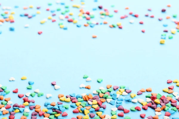 Sprinkles Mavi Arka Plan Üzerinde Renkli Kalp Şeklinde — Stok fotoğraf