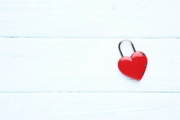 Red Heart Shaped Padlock Wooden Table — Stock Photo, Image