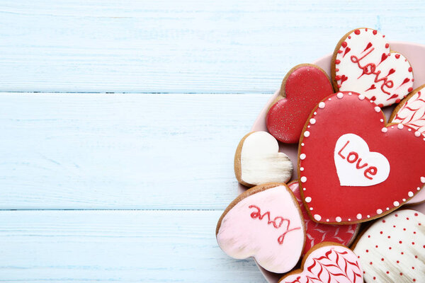 Печенье в форме сердца на деревянном столе
