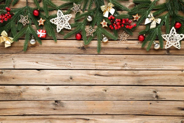 Vánoční Strom Větve Hračkami Hnědém Dřevěném Stole — Stock fotografie