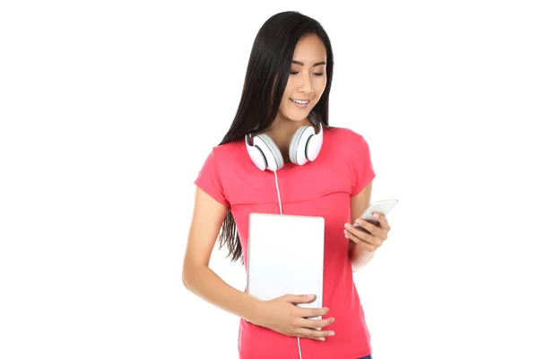 Jeune Femme Avec Tablette Smartphone Écouteurs Sur Fond Blanc — Photo