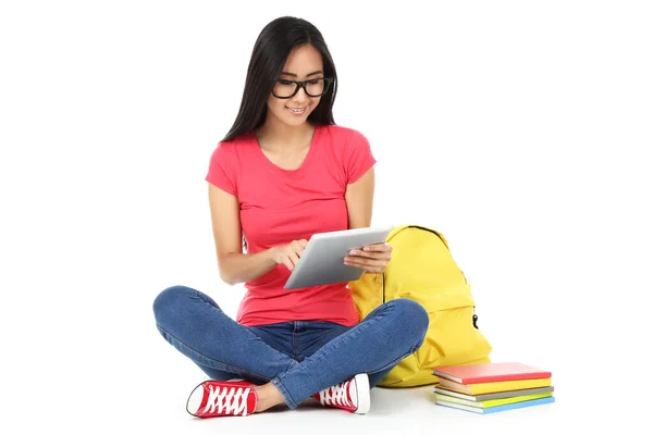 Junge Frau Mit Tablet Und Büchern Mit Rucksack Auf Weißem — Stockfoto