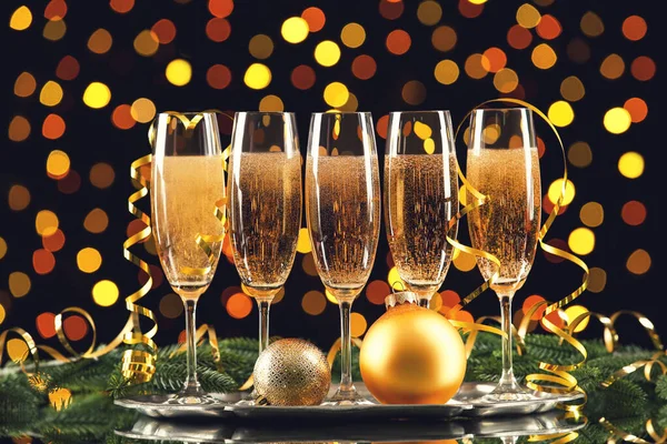 Окуляри Шампанського Різдвяними Вафлями Стрічками Гілками Ялинок Розмитому Фоні Світла — стокове фото