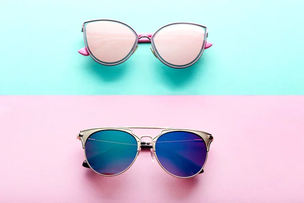 Moderne Sonnenbrille Auf Buntem Hintergrund — Stockfoto