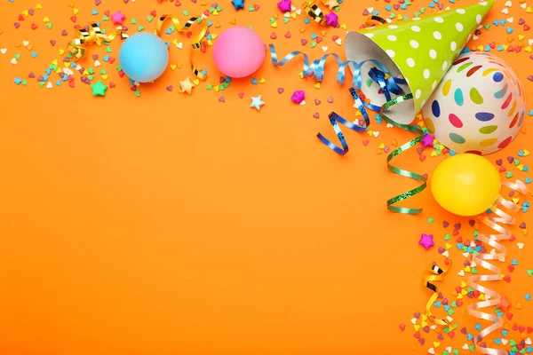 Cintas Colores Con Globos Gorra Papel Aspersiones Sobre Fondo Naranja — Foto de Stock