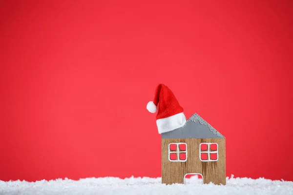 Weihnachtsmann Mit Hausmodell Auf Rotem Hintergrund — Stockfoto