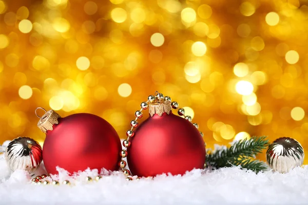 Kerstballen Met Sparren Takken Wazige Achtergrond — Stockfoto