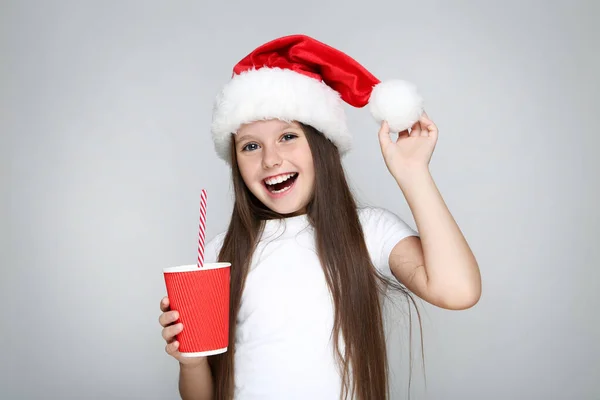 Маленька Дівчинка Різдвяному Капелюсі Тримає Паперову Чашку Соломою Сірому Фоні — стокове фото