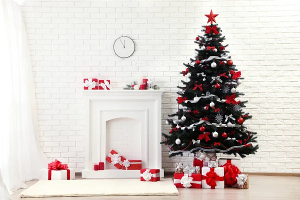 집에는 장식용 벽난로 장식용 장식품과 상자가 크리스마스 전나무 — 스톡 사진