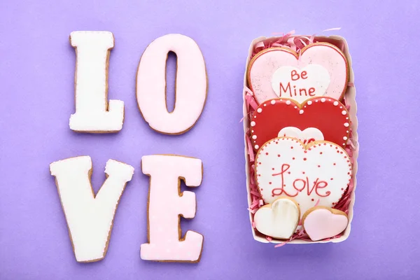 Valentinstag Kekse Schachtel Und Wortliebe Auf Violettem Hintergrund — Stockfoto
