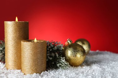 Mücevherli Noel mumları ve kırmızı sırtında köknar ağacı dalları