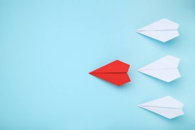 Mavi arka planda kağıt uçak lideri