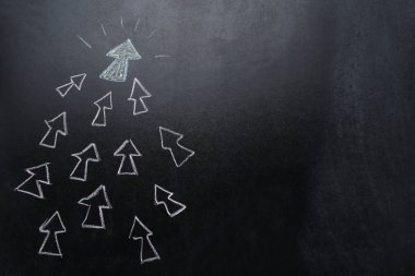 Lider konsepti. Tahtaya beyaz oklar çizildi