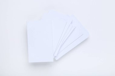 Beyaz arkaplanda boş kartvizitler