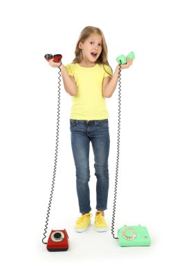 Beyaz arka planda cep telefonları olan güzel bir kız.