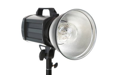 Stüdyo ışıklandırması beyaz arkaplanda izole edildi