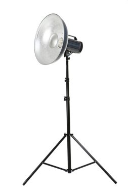 Beyaz arkaplanda izole edilmiş üç ayaklı stüdyo ışıklandırması