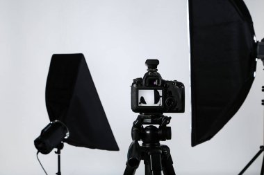 Kamera tripod ve stüdyo ışıklarıyla softbox