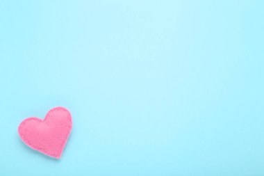 Mavi arka planda pembe kumaş kalp.