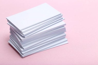 Pembe bir arka plan üzerinde boş kartvizit