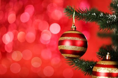 Bulanık ışık arka planında süsleri olan köknar ağacı