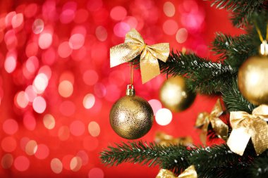 Bulanık ışık arka planında süsleri olan köknar ağacı