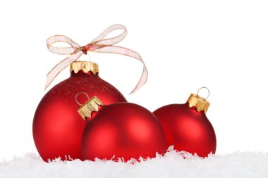 Noel baubles ile kurdele beyaz arka plan üzerinde