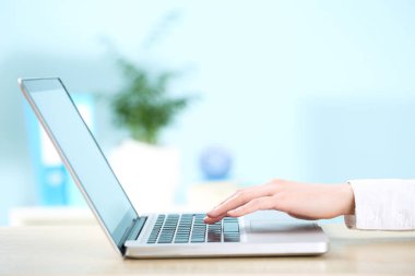 Dizüstü bilgisayar üzerinde çalışan ofis çalışanı