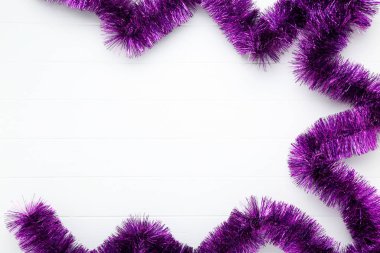 Beyaz ahşap masada Noel süsleri