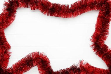 Beyaz ahşap masada Noel süsleri