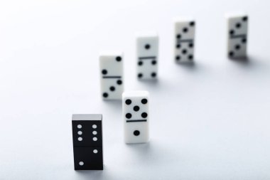 Lider konsepti. Gri arkaplanda Domino fayansları