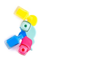 Beyaz arka planda oje ve şişeler