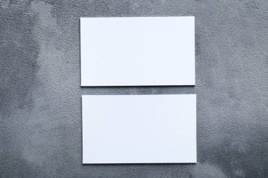 tarjetas en blanco sobre fondo gris