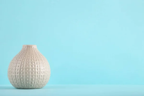 Vaso de cerâmica sobre fundo azul — Fotografia de Stock