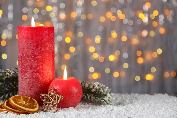 Рождественские свечи с ветвями елки и сухие апельсины на пятно — стоковое фото