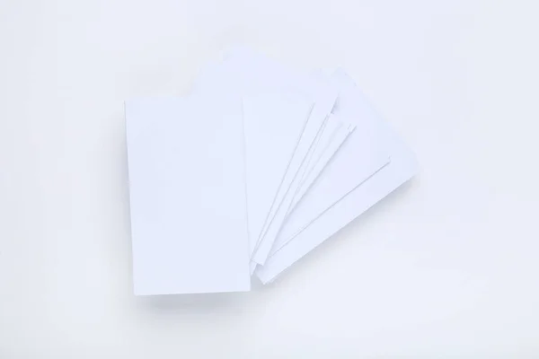 Tarjetas de visita en blanco sobre fondo blanco — Foto de Stock