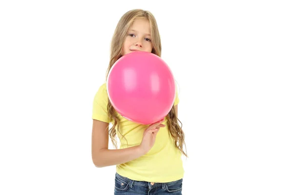 Beyaz arka planda pembe balonu olan küçük güzel bir kız. — Stok fotoğraf