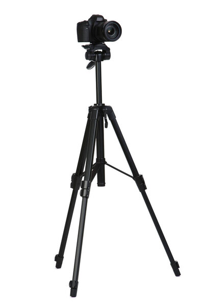 Камера на штативе изолированы на белом фоне
