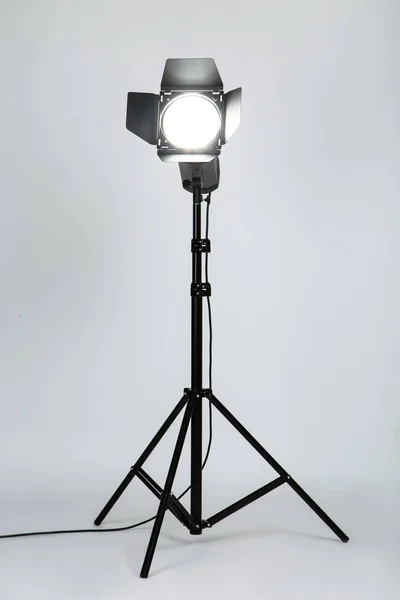 Gri arkaplanda stüdyo ışıklandırması — Stok fotoğraf