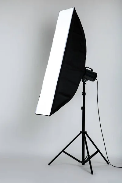 Studiobeleuchtung mit Softbox auf grauem Hintergrund — Stockfoto