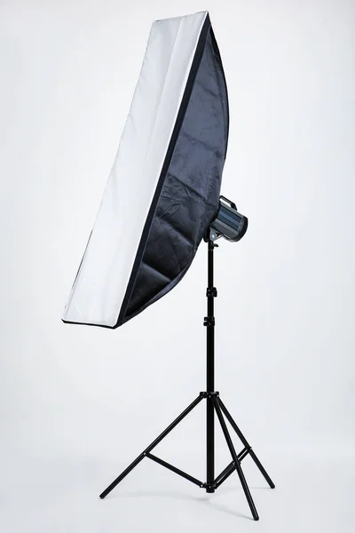 Studio belysning med softbox på grå bakgrund — Stockfoto