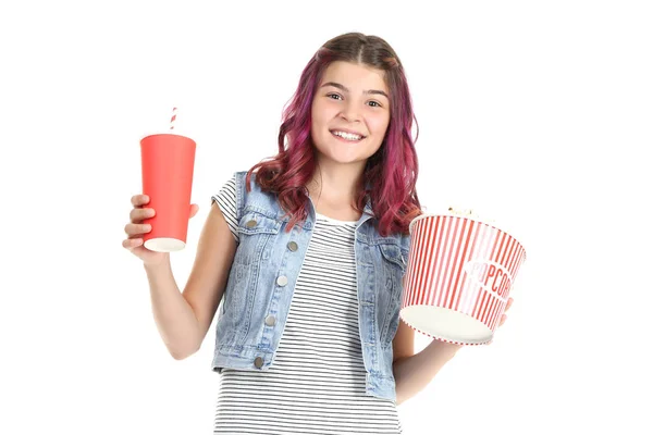 Ragazza che tiene secchio con popcorn e tazza di carta su ba bianca — Foto Stock