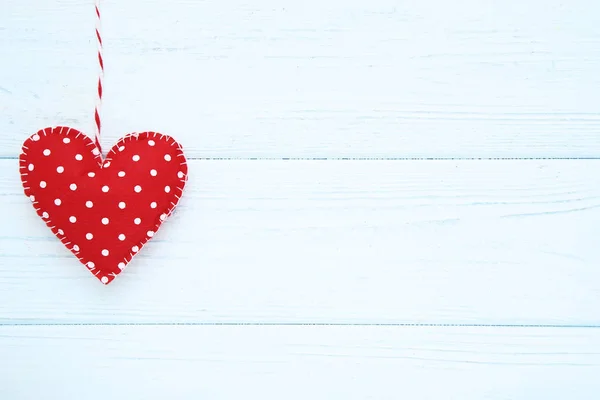 Coeur en tissu rouge sur table en bois — Photo