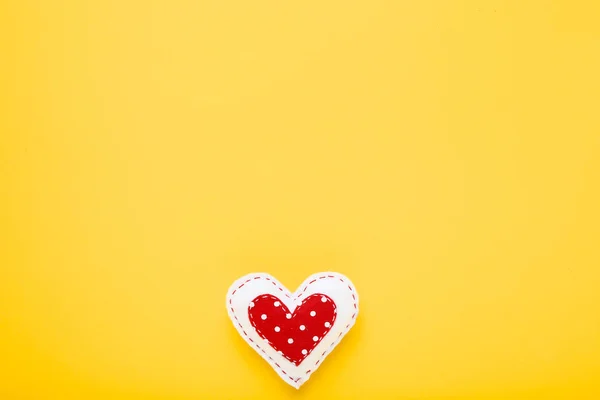 Coeur tissu sur fond jaune — Photo