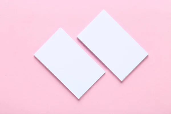 Cartões de visita em branco sobre fundo rosa — Fotografia de Stock