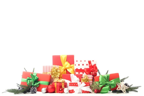 Подарункові коробки з гілками ялинки та фенечками ізольовані на білому — стокове фото