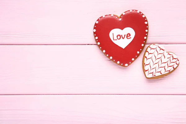 Biscuits en forme de coeur Saint Valentin sur table en bois rose — Photo