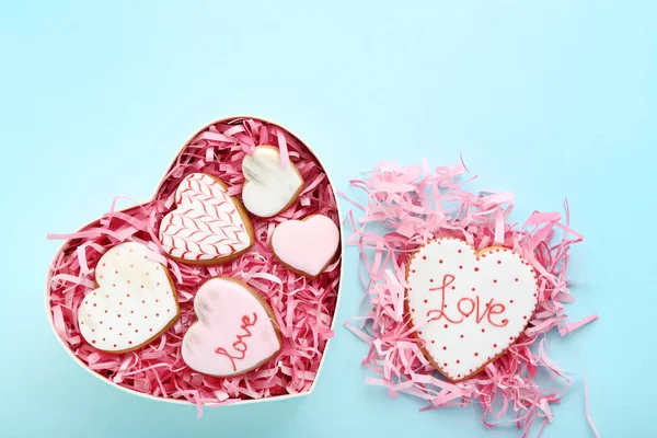 Biscuits en forme de coeur Saint-Valentin en boîte sur fond bleu — Photo