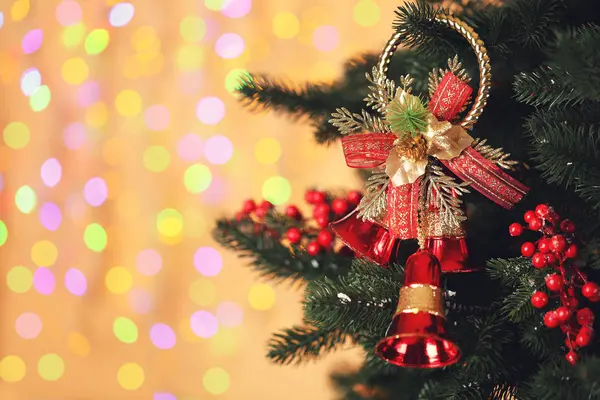 Natal abeto com ornamentos em luzes embaçadas fundo — Fotografia de Stock