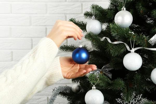 Рождественская елка на стене из белого кирпича — стоковое фото